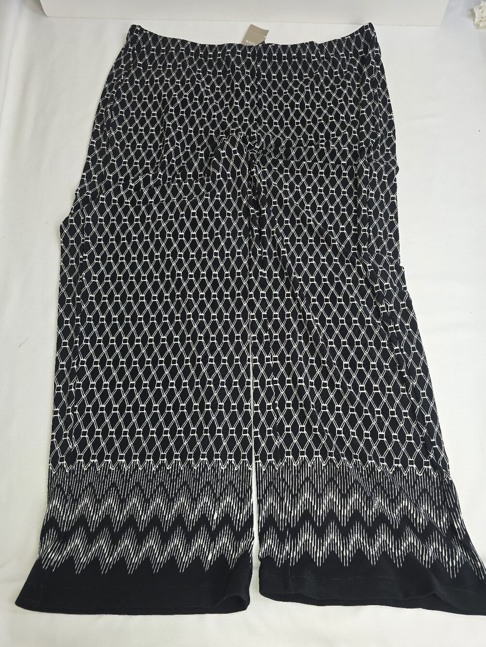 New Chico's Geometric Design Fluid Wide Leg Pant Black & White Size 3